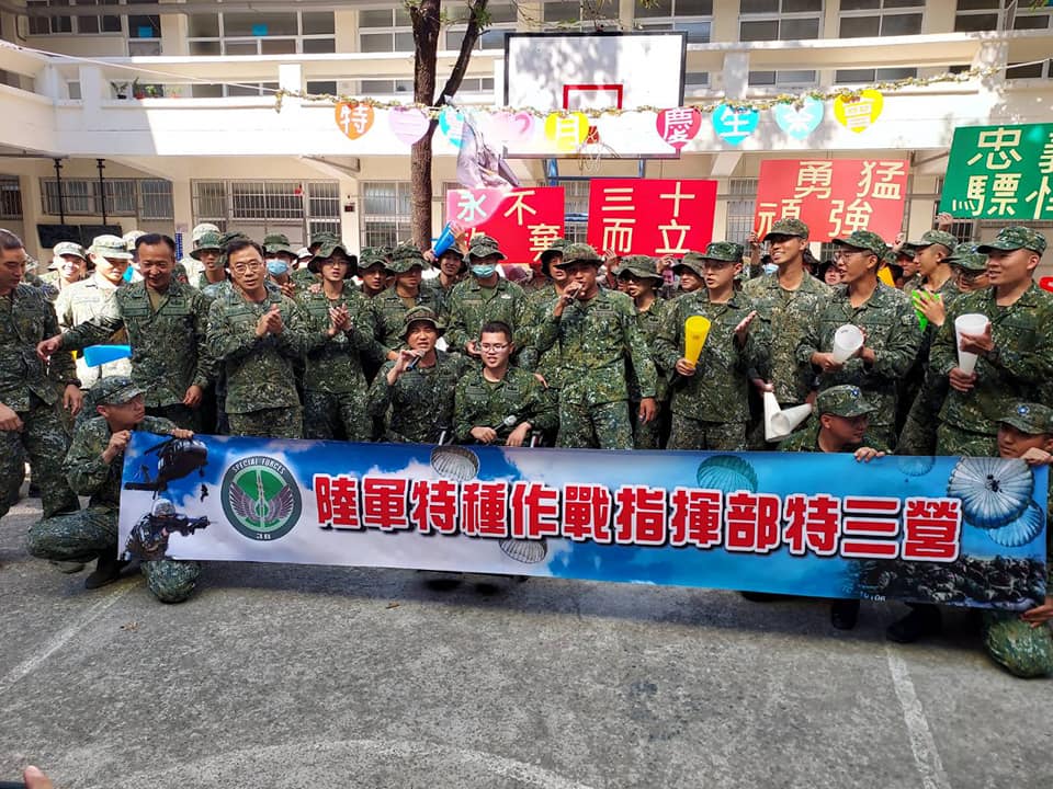 4年前跳傘意外重傷的秦良丰,在努力復健下已可行走,今回到部隊與弟兄們一同慶祝30歲生日。(翻攝自秦天人臉書)