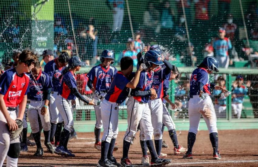 中華隊再度奪冠，2連霸衛冕，全隊熱烈慶祝。（運動局提供）