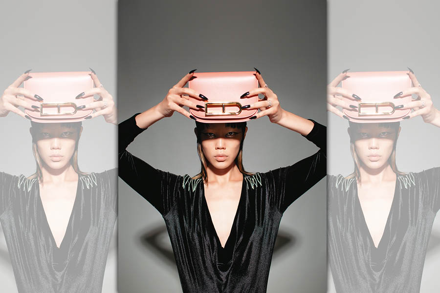 木槿粉Le Lingot包NT$130,200 by Delvaux／肩部串珠天鵝絨連身衣 NT$1,490 by ZARA／（上）鑽石鉑金葫蘆戒指 NT$69,000、 （下）鑽石鉑金小葫蘆戒指 NT$197,000 by Qeelin