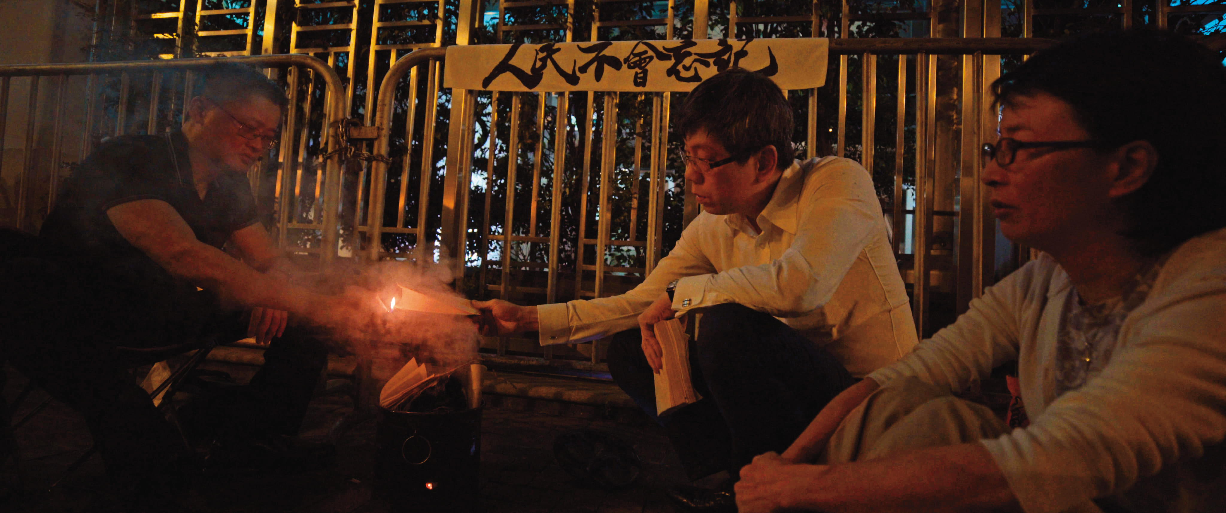 以電影帶領觀眾進入香港近代史，在香港發生的數個歷史事件，讓港人省思了未來何去何從。（光年映畫提供）