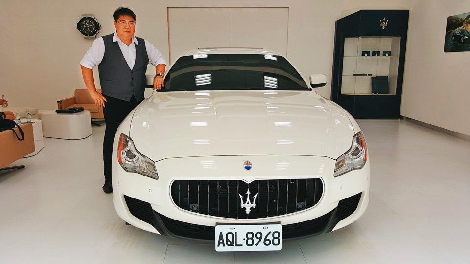 案發前，百富投資集團負責人儲開軒於臉書上放自己與名車Maserati（瑪莎拉蒂）合照。（翻攝臉書）