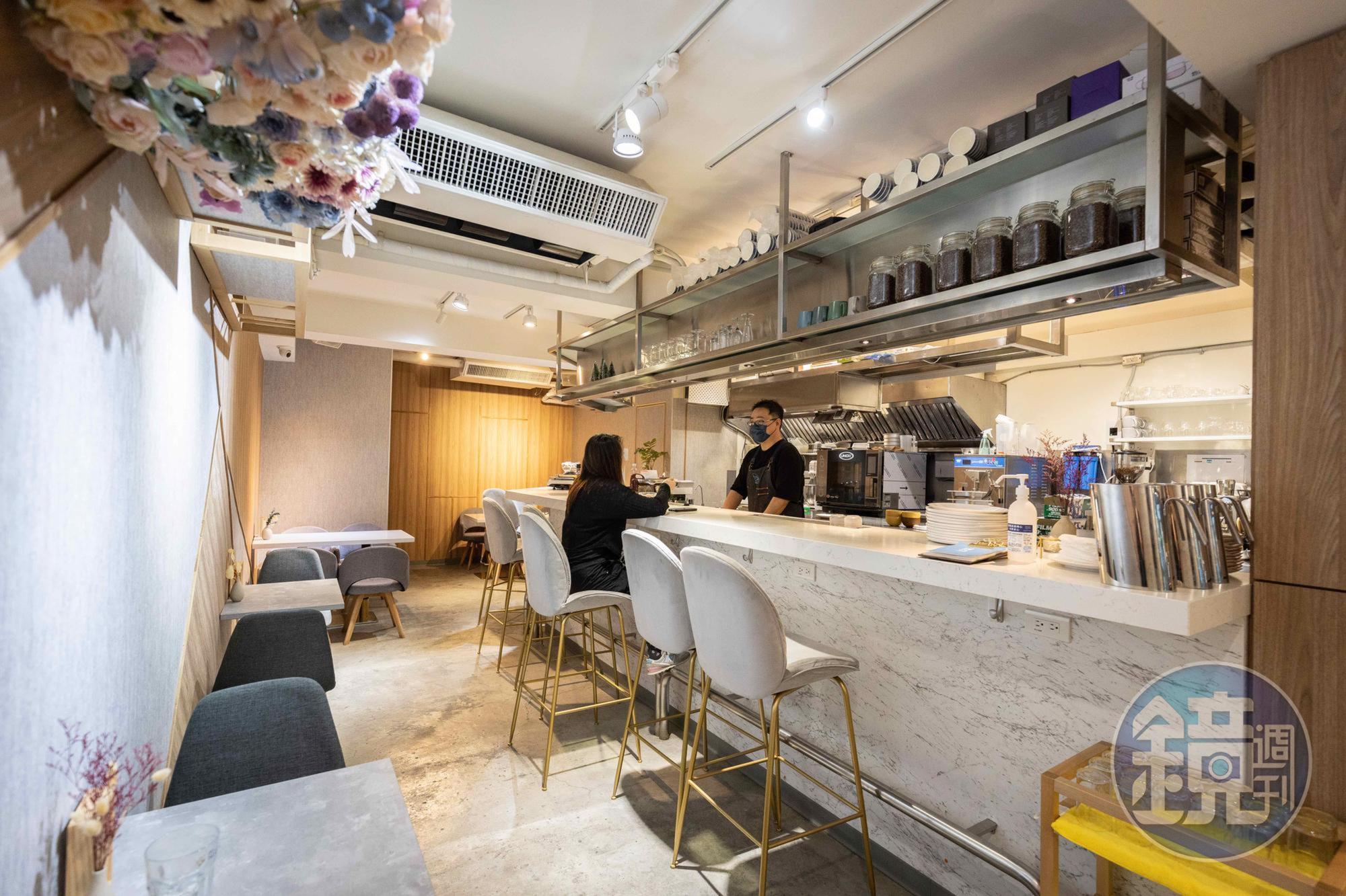 陳恒毅說，非常歡迎大家坐上吧台，提問、拍照、聊天，但禁止餵食老闆。