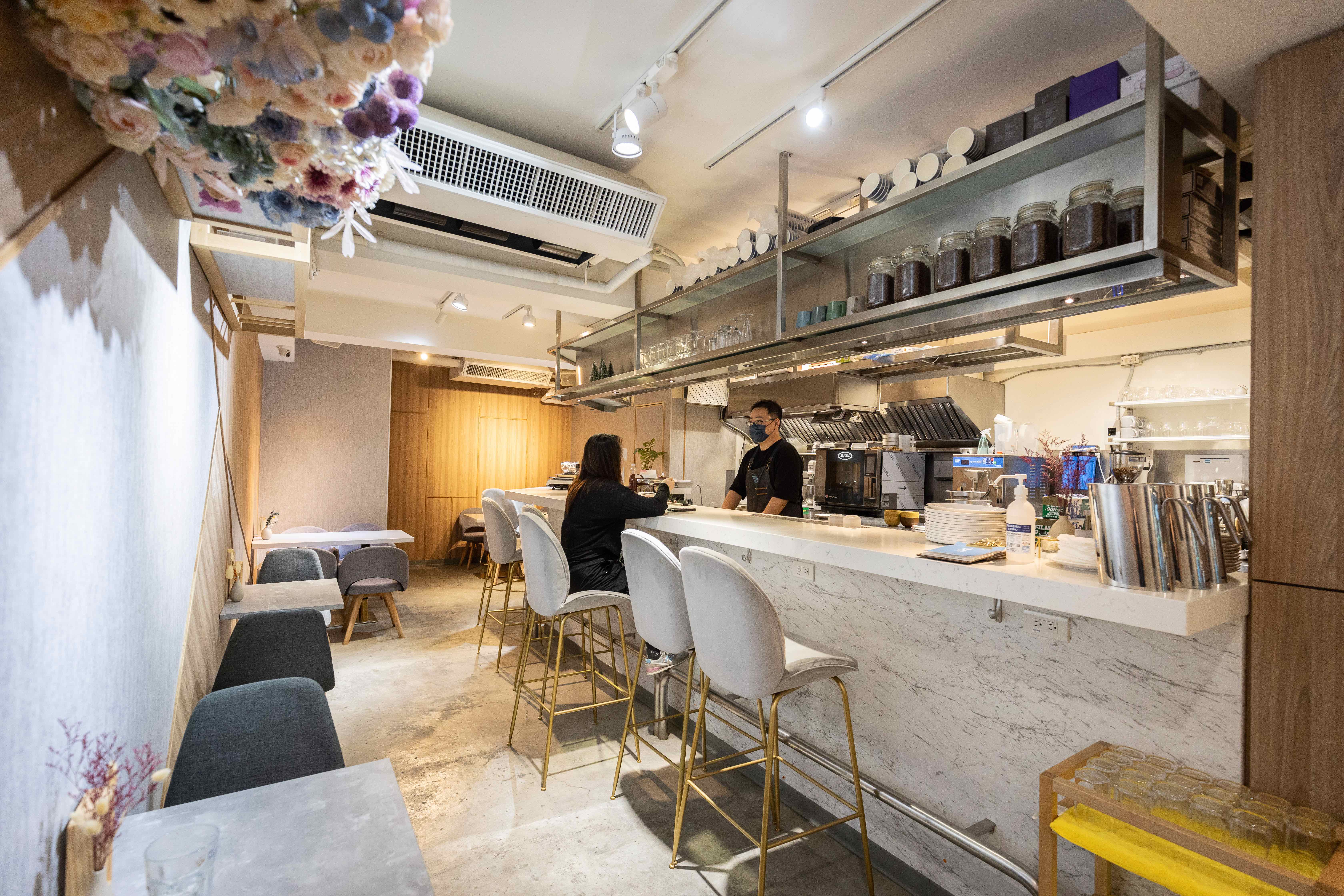 陳恒毅說,非常歡迎大家坐上吧台,提問、拍照、聊天,但禁止餵食老闆。