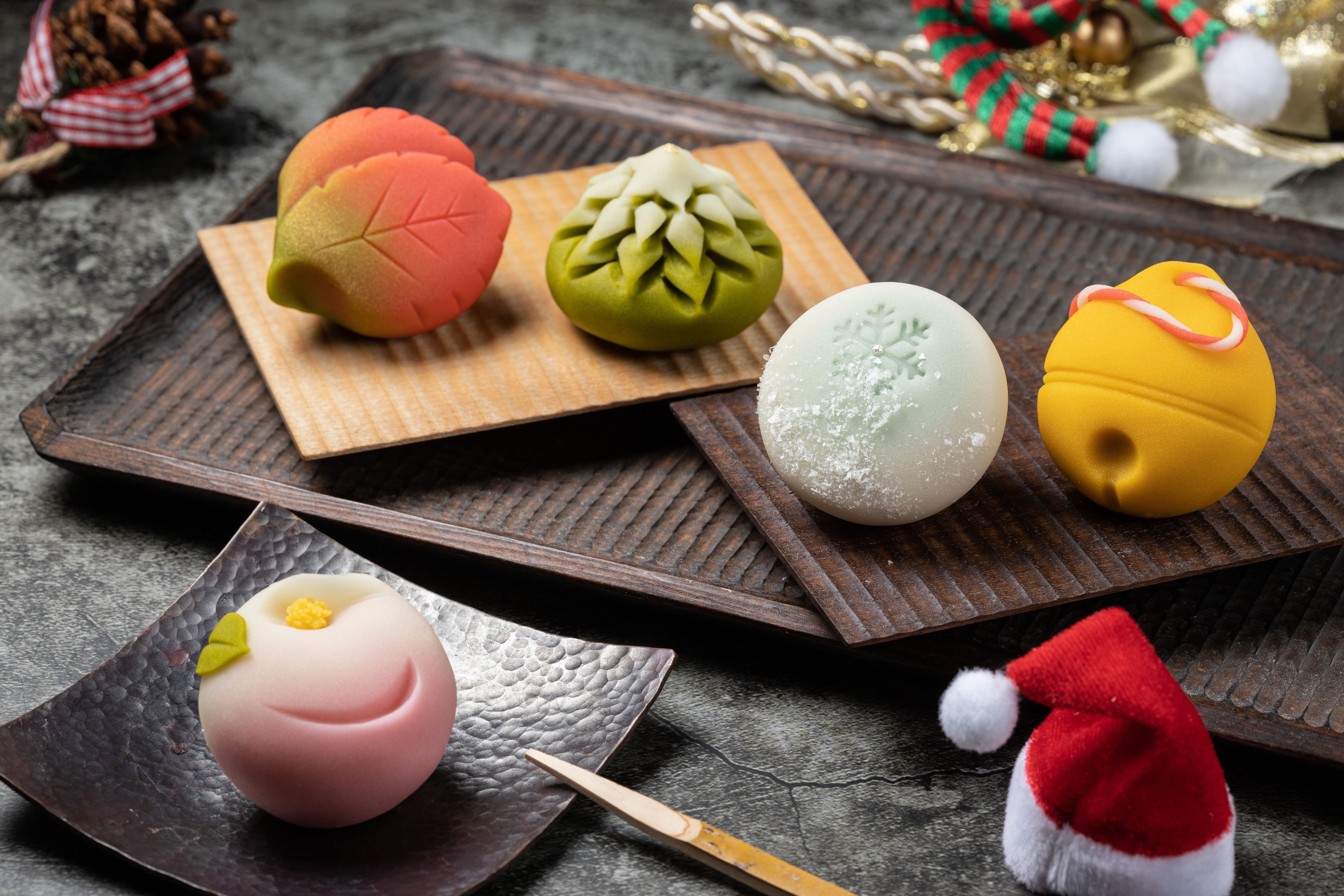 「聖夜」的5款練切和菓子，聖誕紅、聖誕樹、神鈴、雪花與寒椿造型，萌萌的，每一顆就像風味濃縮的小宇宙。（950元／盒，5顆）