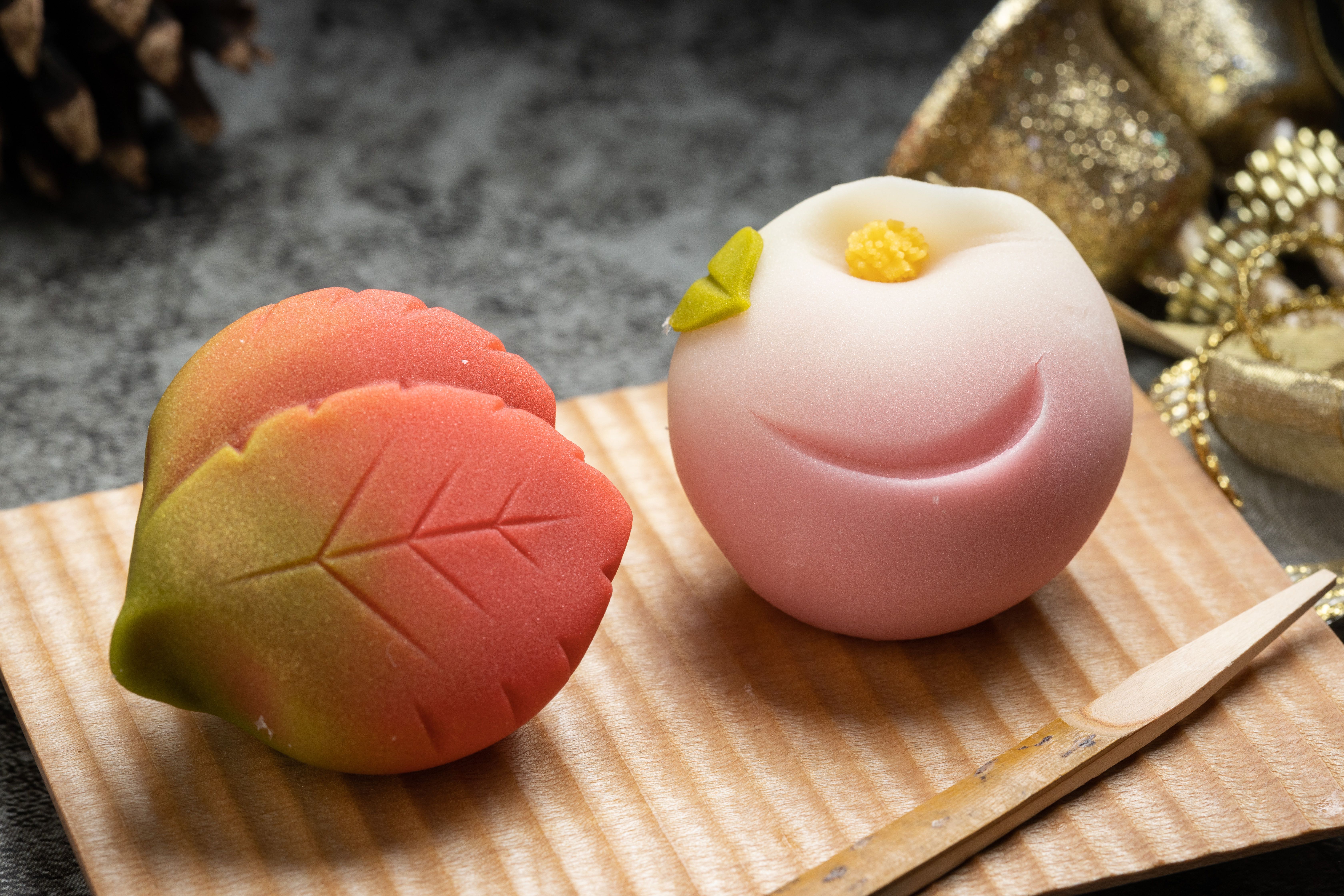 寒椿和菓子（右）的新鮮金桔滋味，酸韻明亮清新。 