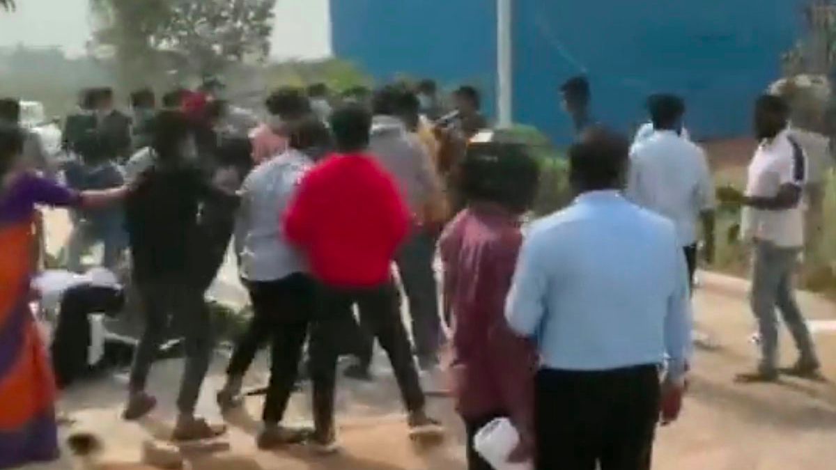 美女牙醫拒絕求婚，男方撂40人「霸王硬上弓」！集體圍攻太恐怖。（翻自《鏡報》）