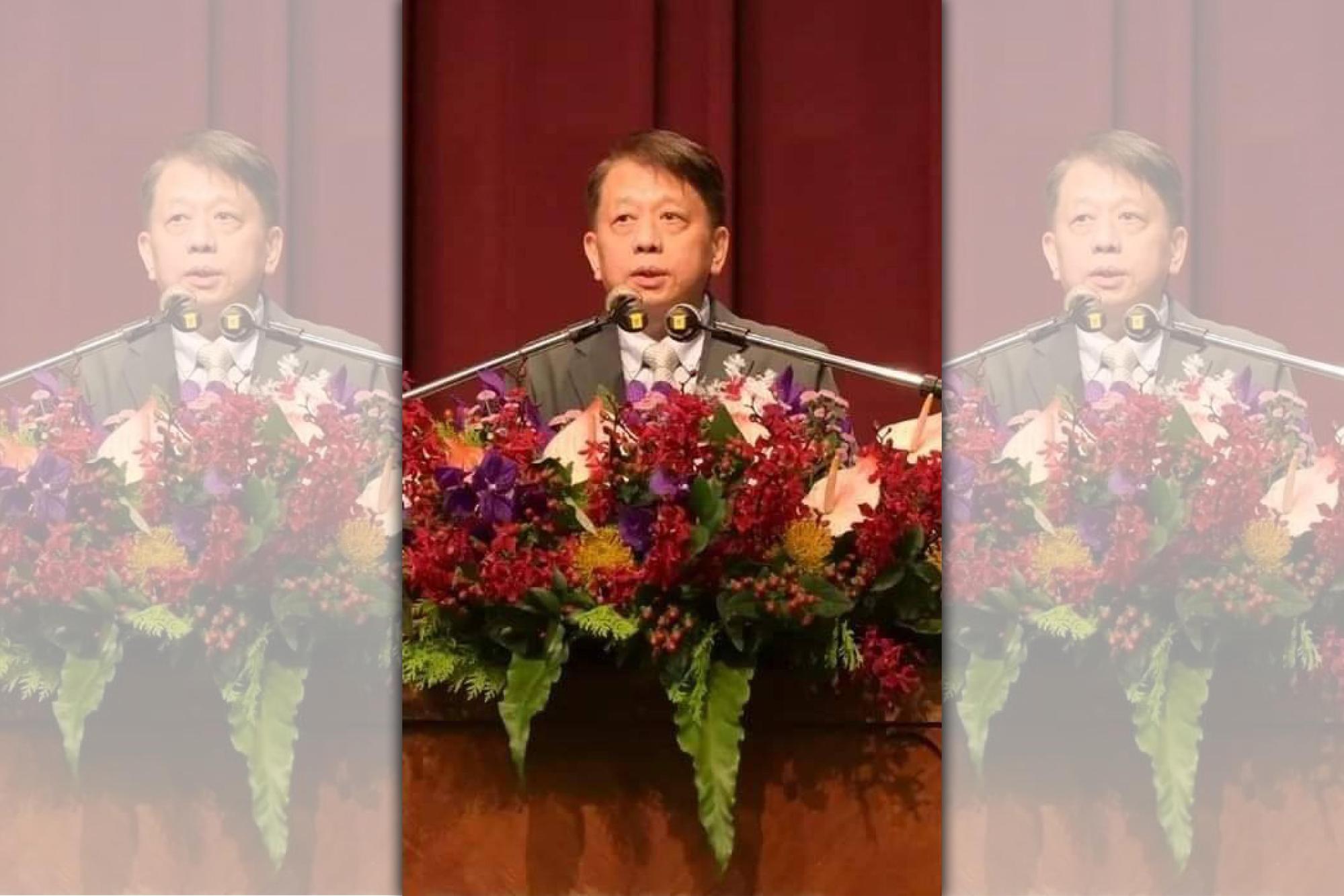 高餐大校長陳敦基上任後推行新制服運動,卻挨批休閒服樣式老舊、費用提高。(翻攝高餐大臉書)