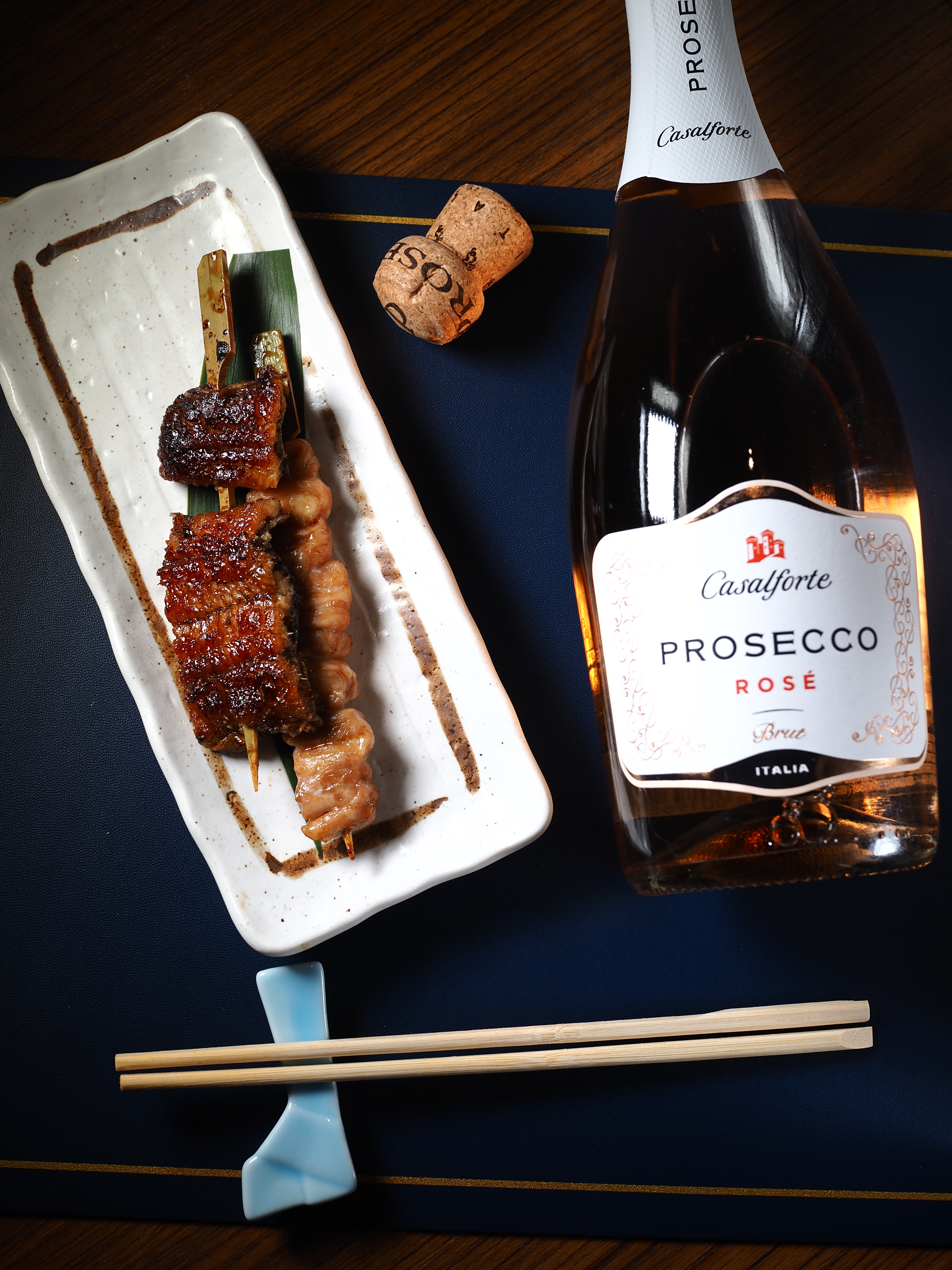 Cantine Riondo Spa的「PROSECCO DOC ROSÉ」多了分繽紛紅色漿果香，存在感不輸醬燒。