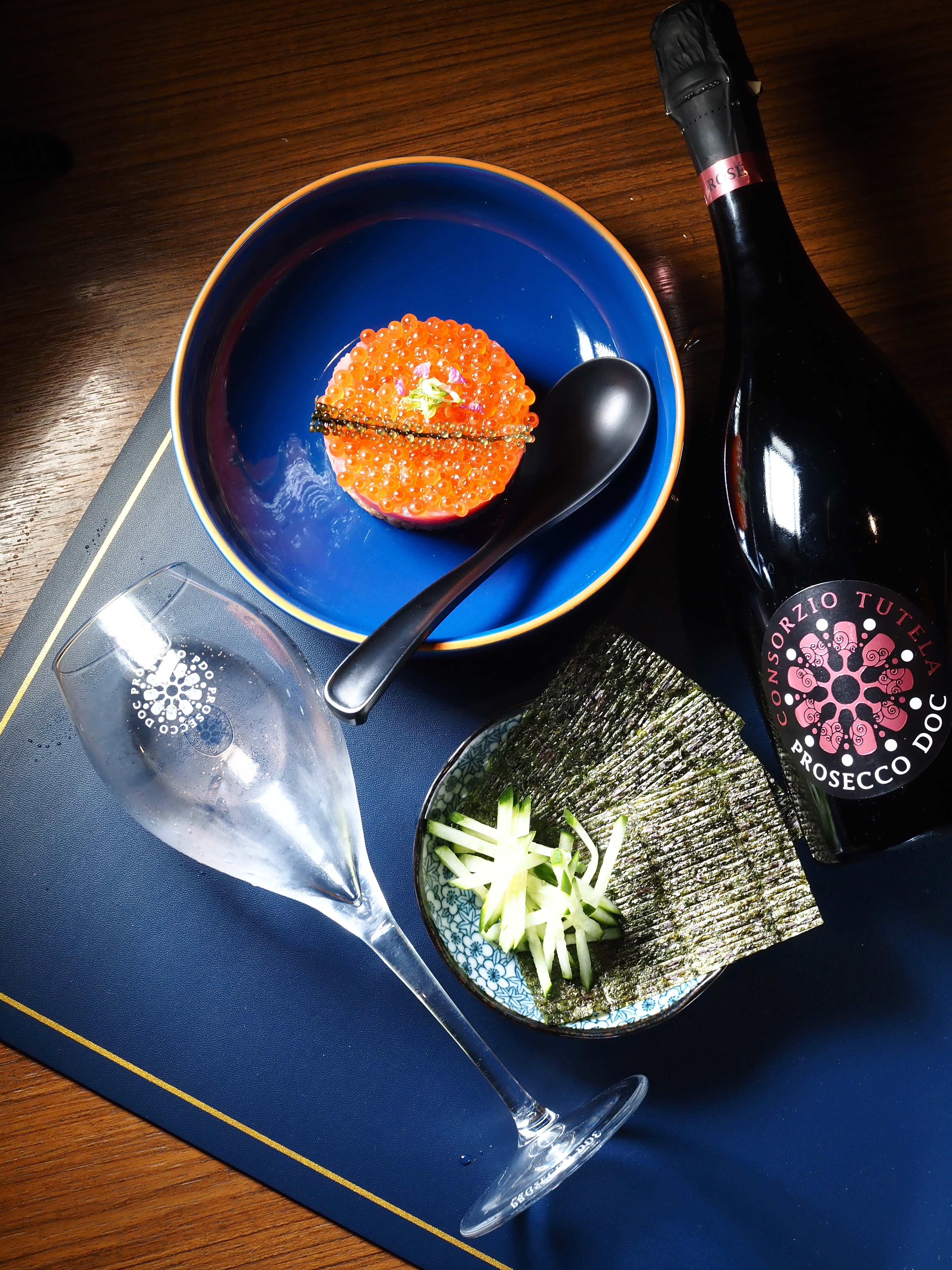 「海鮮散壽司」集酸甜鹹鮮於一身，最適合變化豐富的粉紅酒。