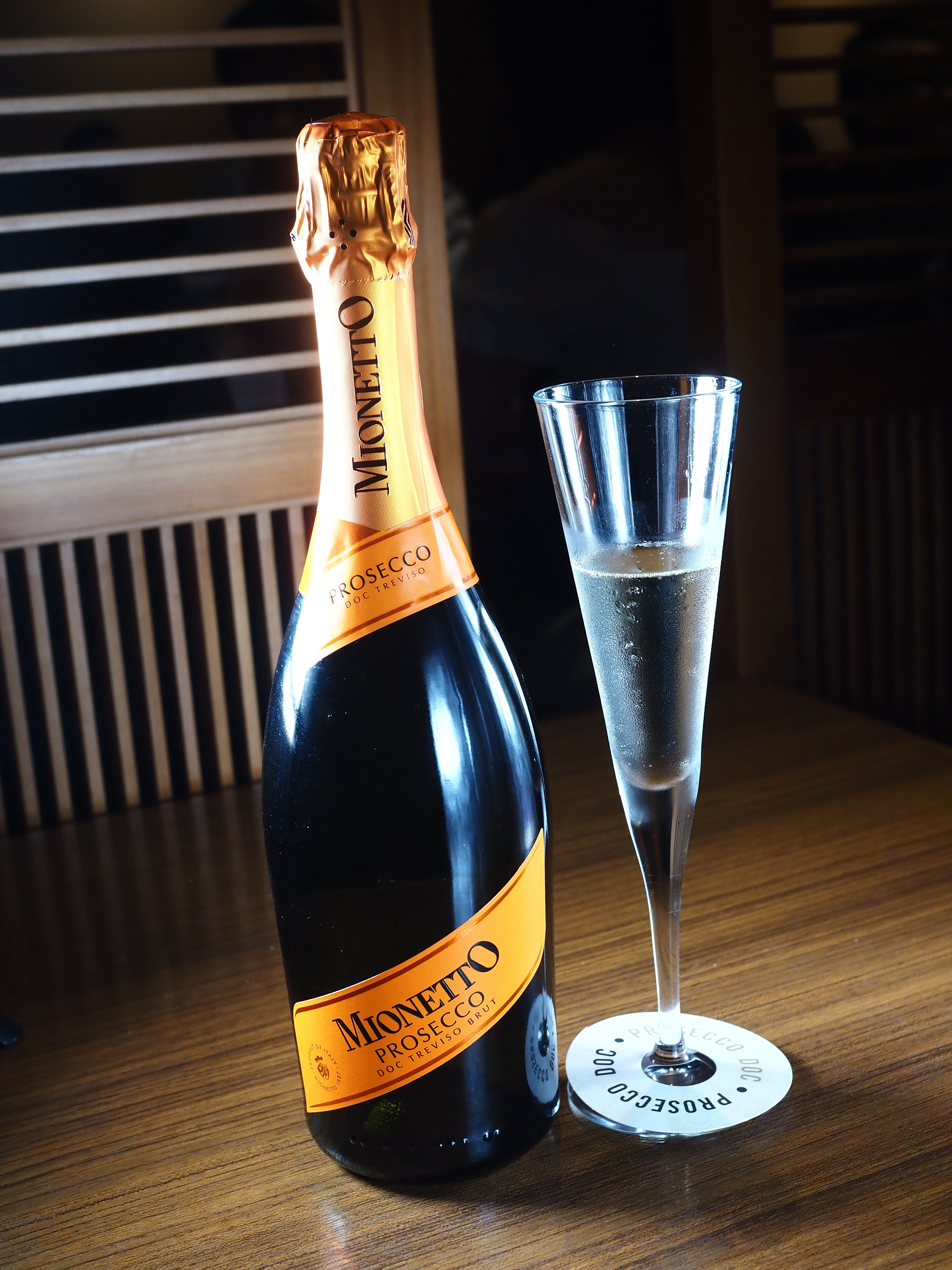 Mionetto的「Prosecco DOC Treviso Brut」口感非常順滑，帶有槐花蜜和蘋果香，與蔬菜類、蕈菇、烤魚都很配。