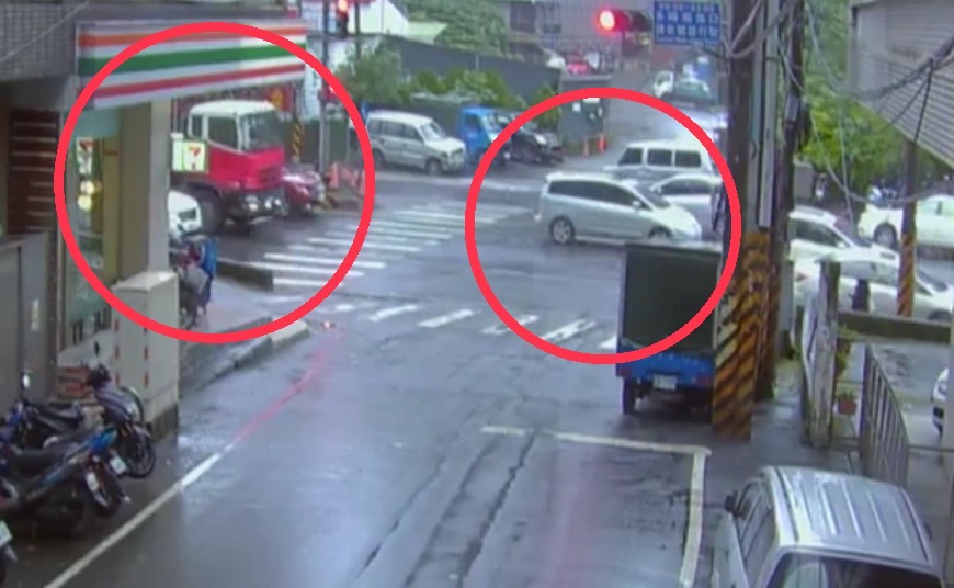 警方調閱監視器，發現兩車在幾個路口前便已發生行車糾紛。（翻攝畫面）