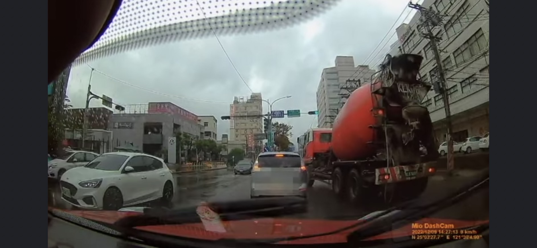 水泥預拌車駕駛逼車並下車理論。（翻攝畫面）