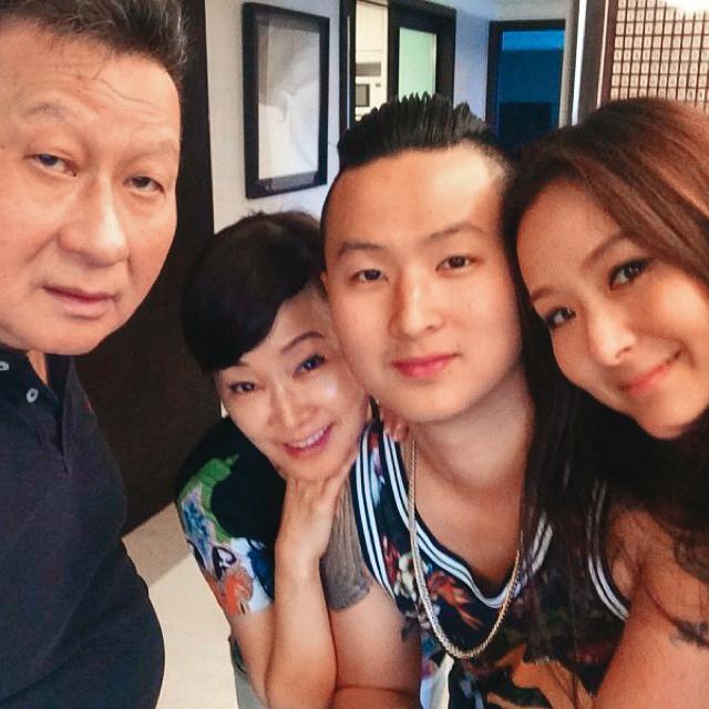 孫芸芸（右起）和弟弟Henry、媽媽與爸爸孫道存自拍，Henry跟爸爸幾乎是同個模子刻出來的。（翻攝自Henry IG）