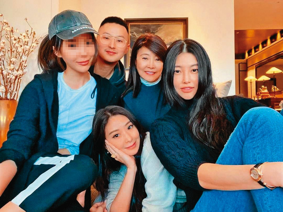 孫瑩瑩（右起）與媽媽何念慈、孫芸芸、弟弟Henry，一家人時常引發話題。（翻攝自孫瑩瑩IG）