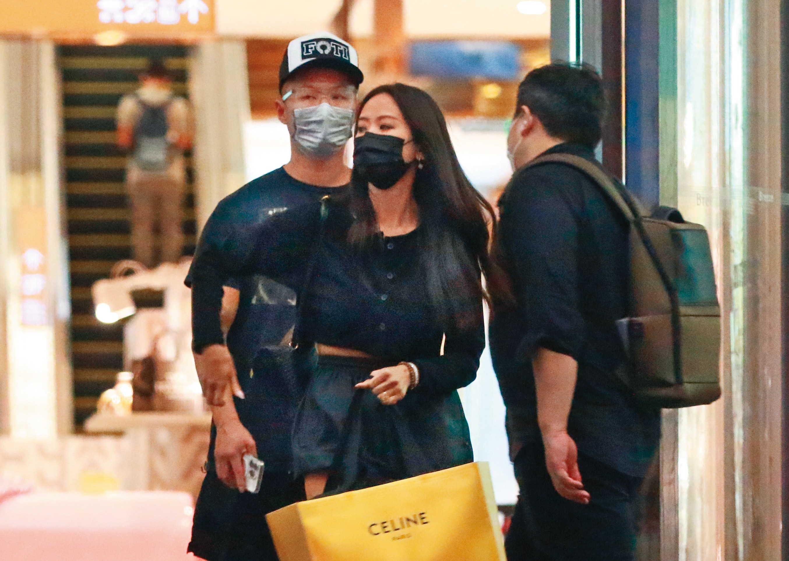 11月29日17：10，快速採購完，孫芸芸姐弟倆邁出大門，孫芸芸左顧右盼、一度找不到自己座車。