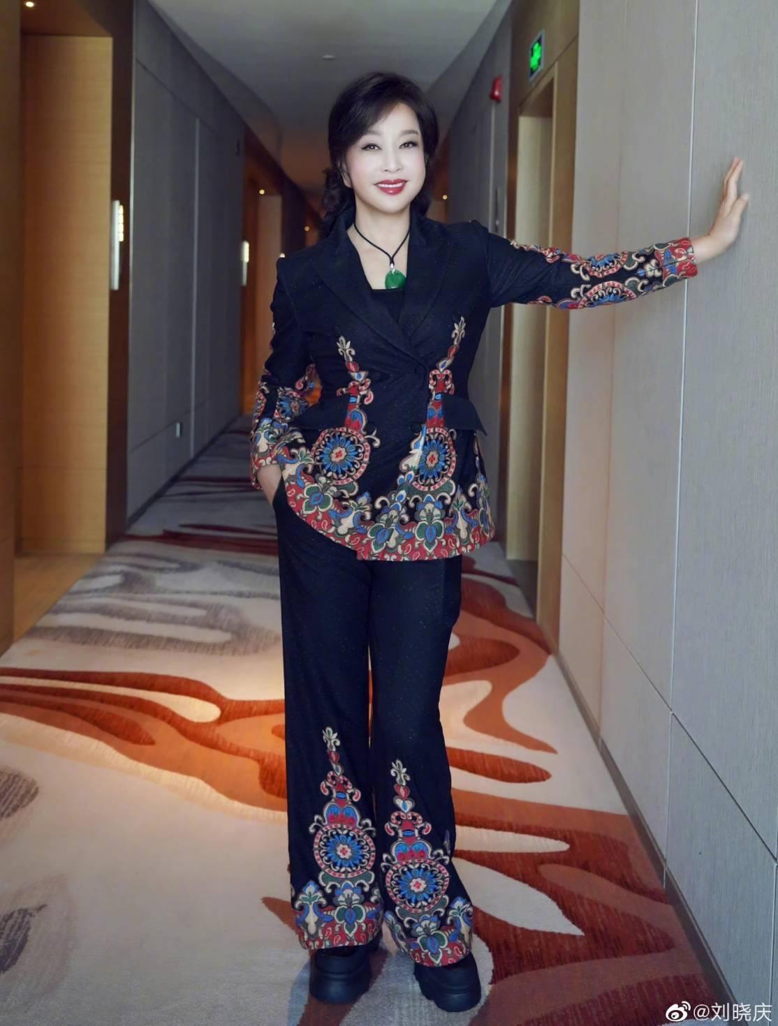 中國影后劉曉慶共嫁過四任丈夫,現任老公是美國華僑王曉玉。(翻攝自劉曉慶微博)