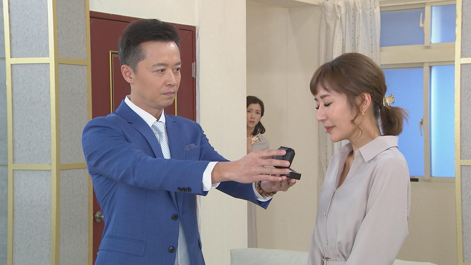 何豪傑在《市井豪門》被小三羅巧倫威脅外遇不能切割，只好不情願地拿出戒指。（民視提供）