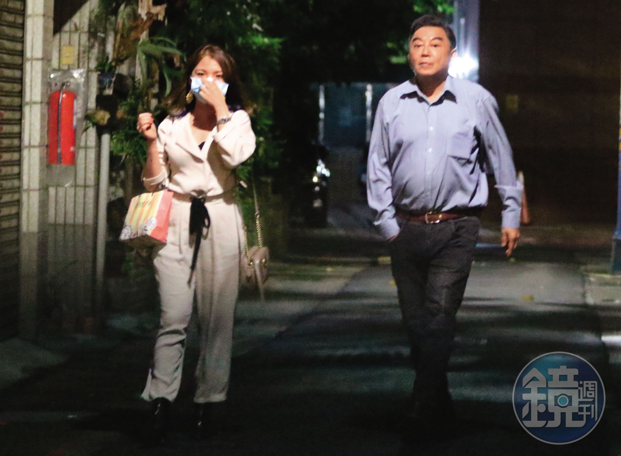 高國華（右）對現任老婆（左）讚譽有佳，也相當保護。