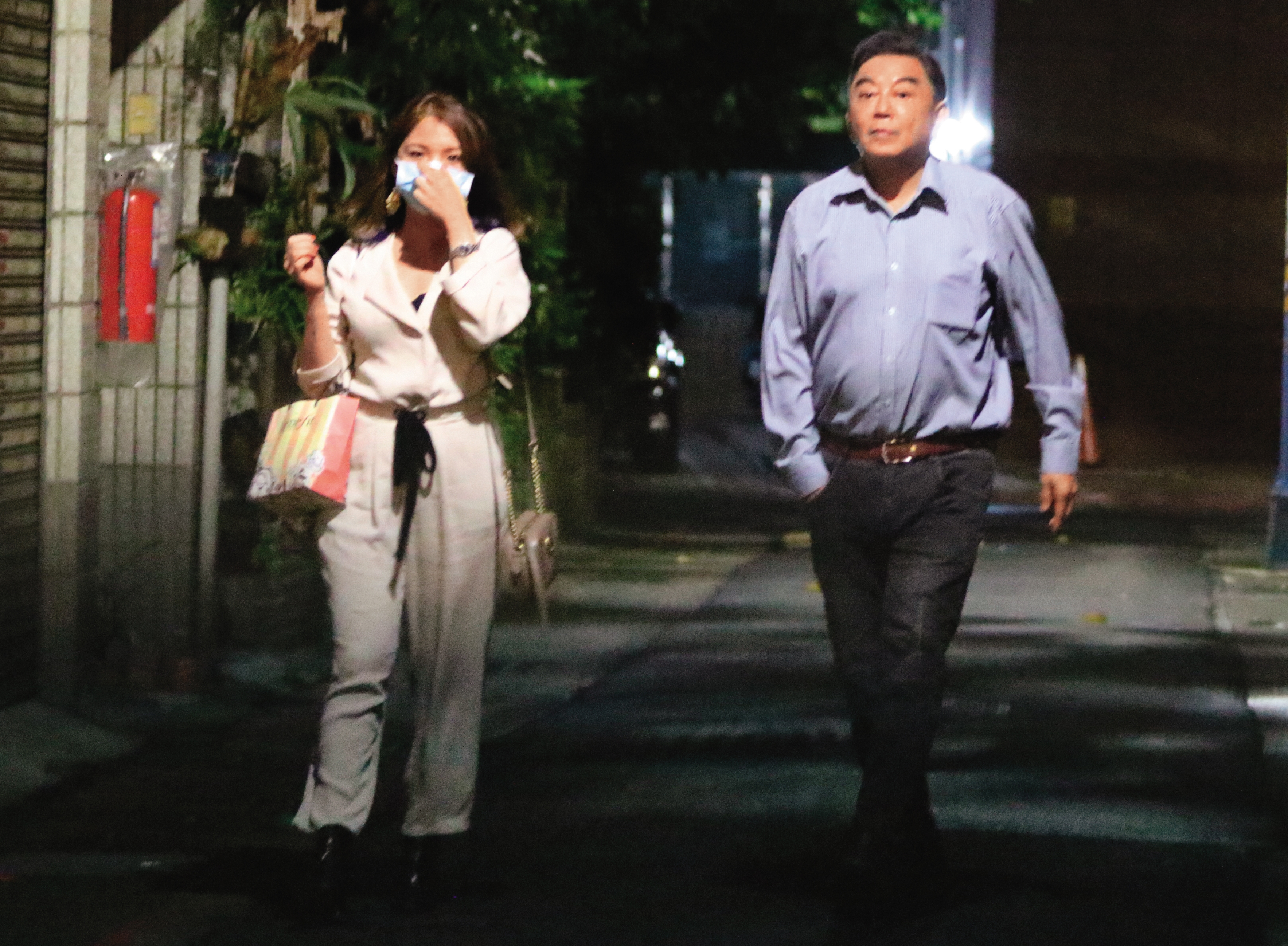 高國華（右）對現任老婆（左）讚譽有佳，也相當保護。