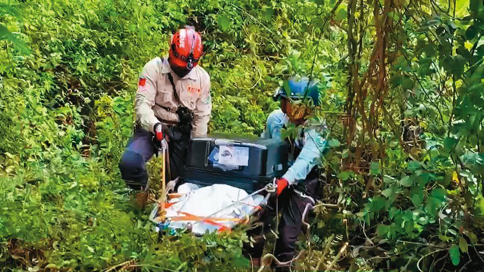 警方在南投山區尋獲遭詐騙集團囚禁、虐死的被害人屍體。（翻攝畫面）