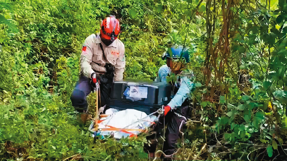 警方在南投山區尋獲遭詐騙集團囚禁、虐死的被害人屍體。（翻攝畫面）