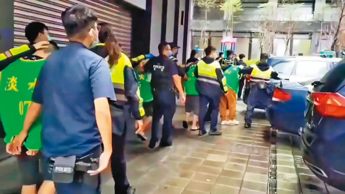 警方在新北淡水查獲詐騙集團集中營，逮捕多名嫌犯。 （警方提供）