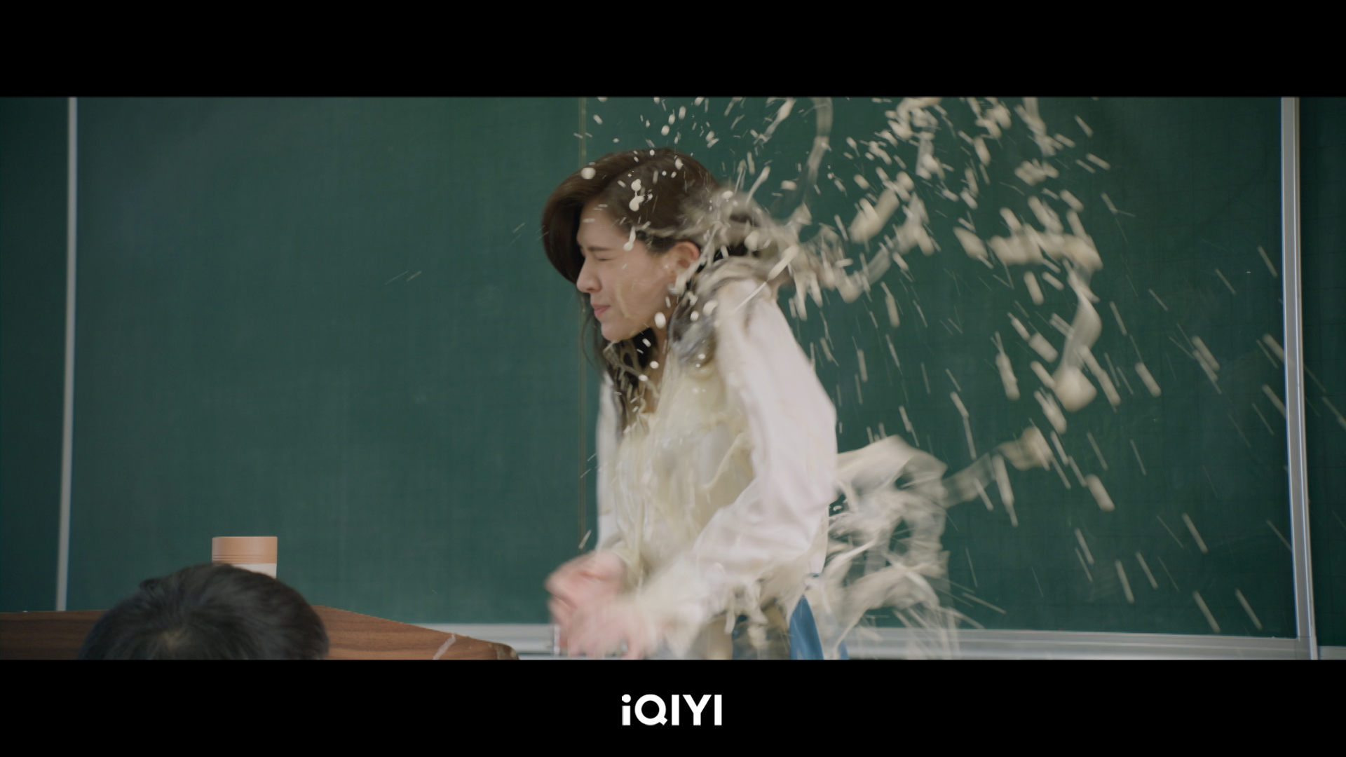 許瑋甯也很感謝陳昊森、各務孝太在不斷練習之後，一次到位，許瑋甯說：「因為我有一點潔癖，所以當下真的很生氣，很謝謝大家幫忙。」（愛奇藝國際站提供）