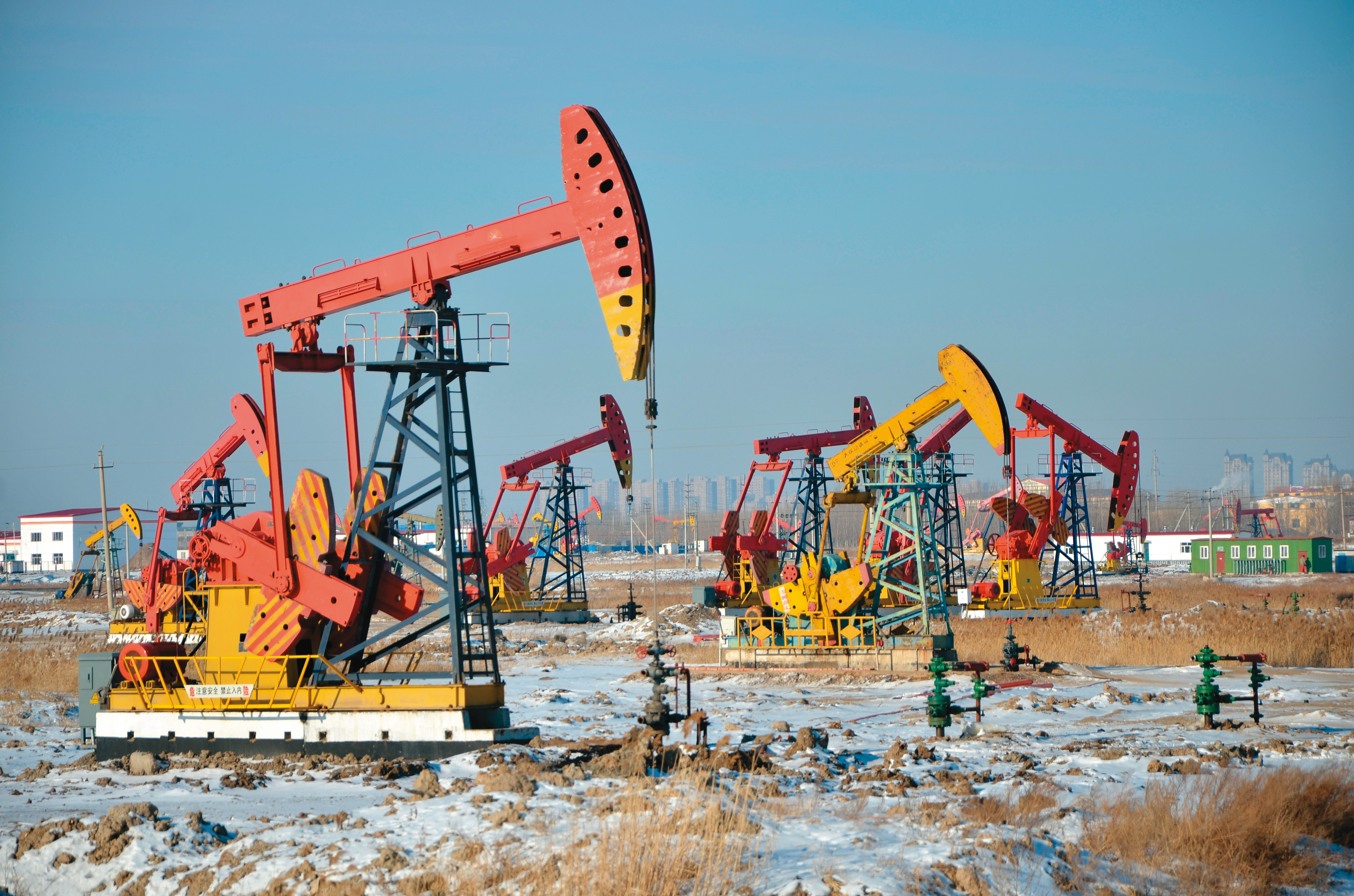 布蘭特原油價格出現今年來的新低點，反映的是經濟趨緩帶來的影響。（東方IC）