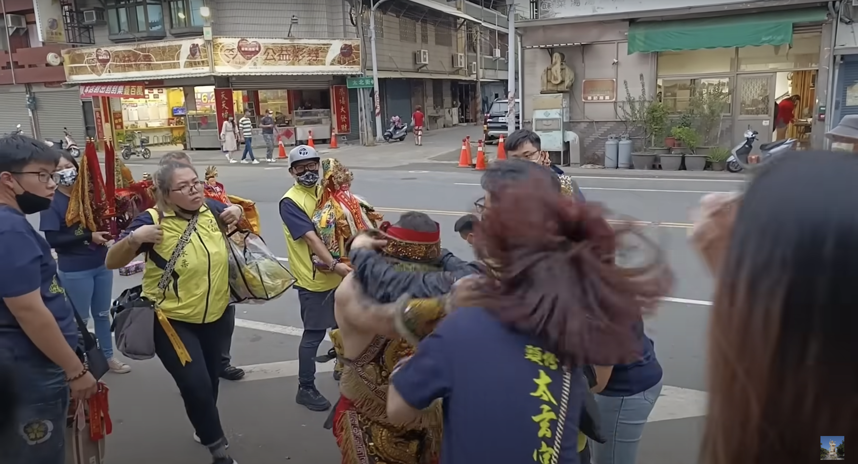 一名女信徒自願幫忙，卻被墨龍中壇元帥乩身狠狠打了一巴掌。（翻攝自YouTube）