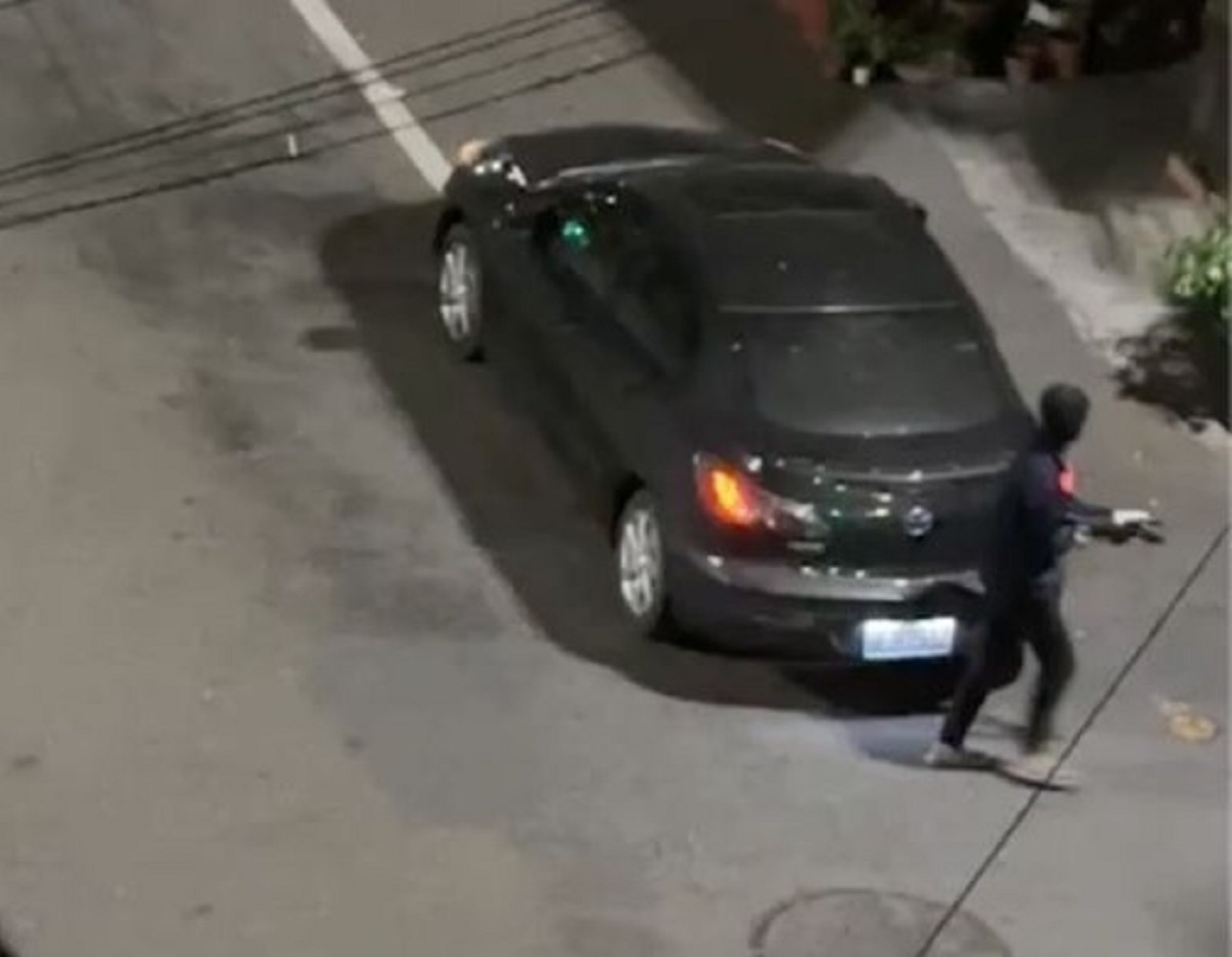 槍手開著黑色自小客槍擊民宅，過程被拍下。（翻攝畫面）