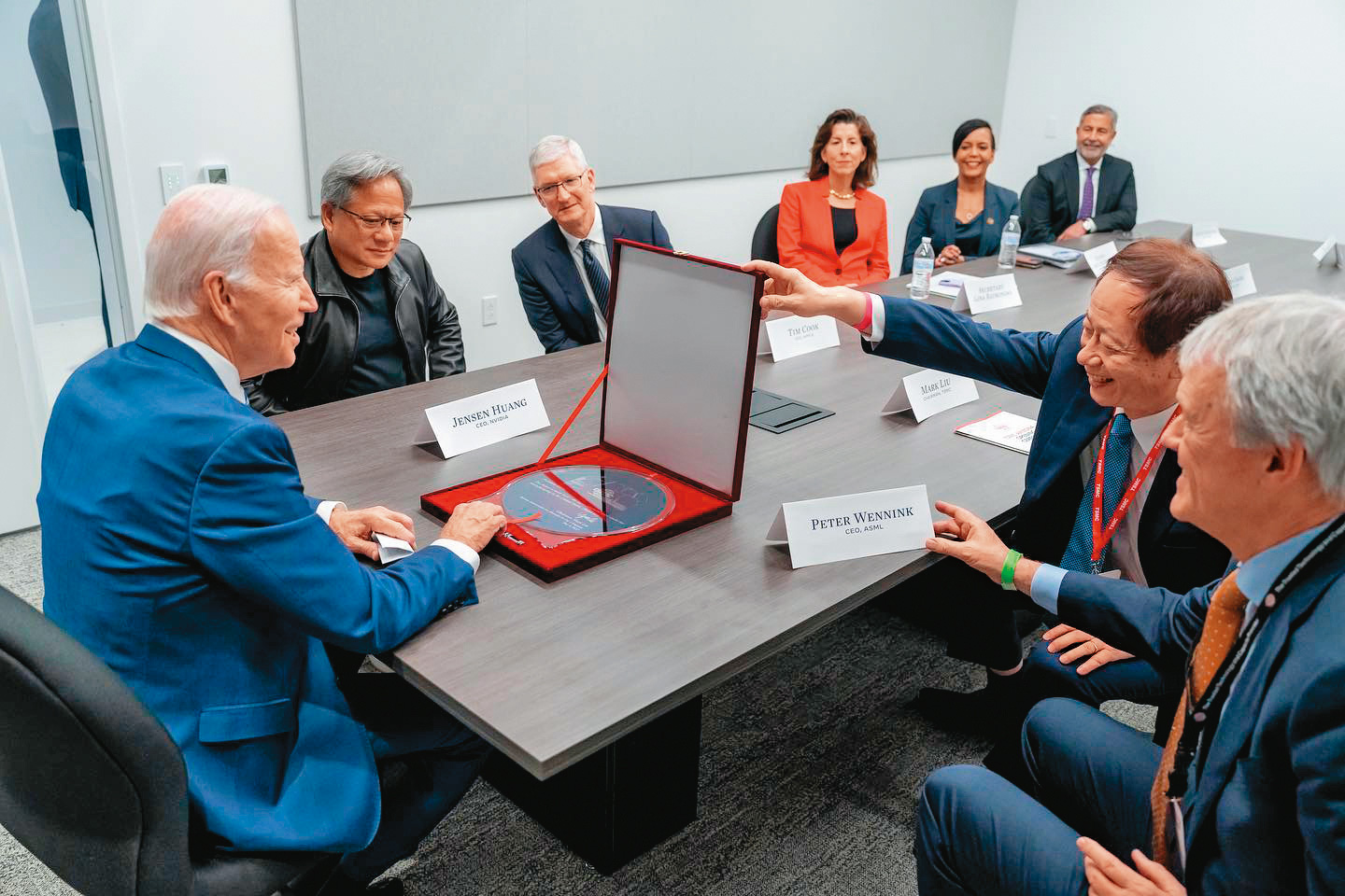 台積電於亞利桑那州設廠，連拜登總統（左）也出席典禮，場面壯觀。然而，面對陸續傳出差別待遇台籍員工的爆料，台積電迄今沒有提出官方說法。（翻攝拜登臉書）