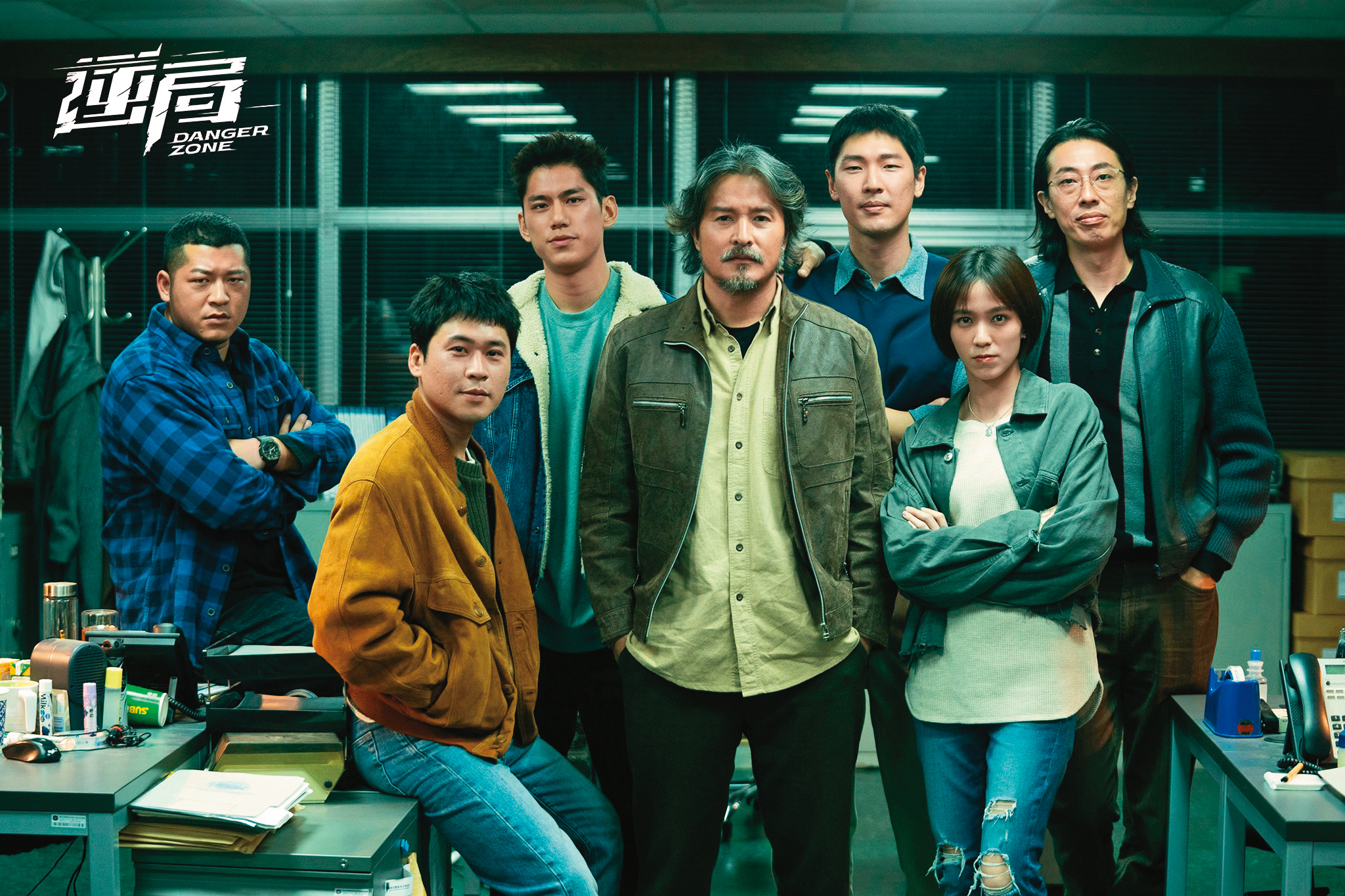 草爺(後排左一)從網紅「含羞草日記」跨足演藝圈,出演《逆局》。