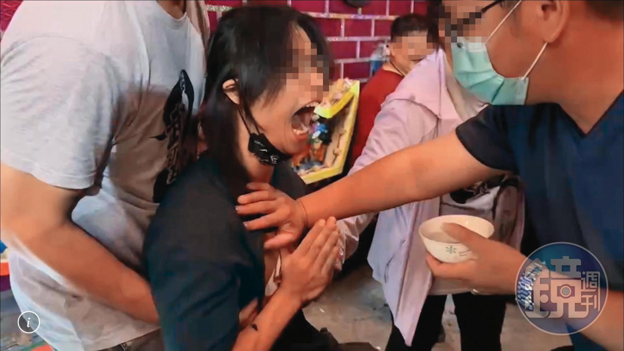 工作人員疑似被附身，廟方作法收驚。（草爺提供）