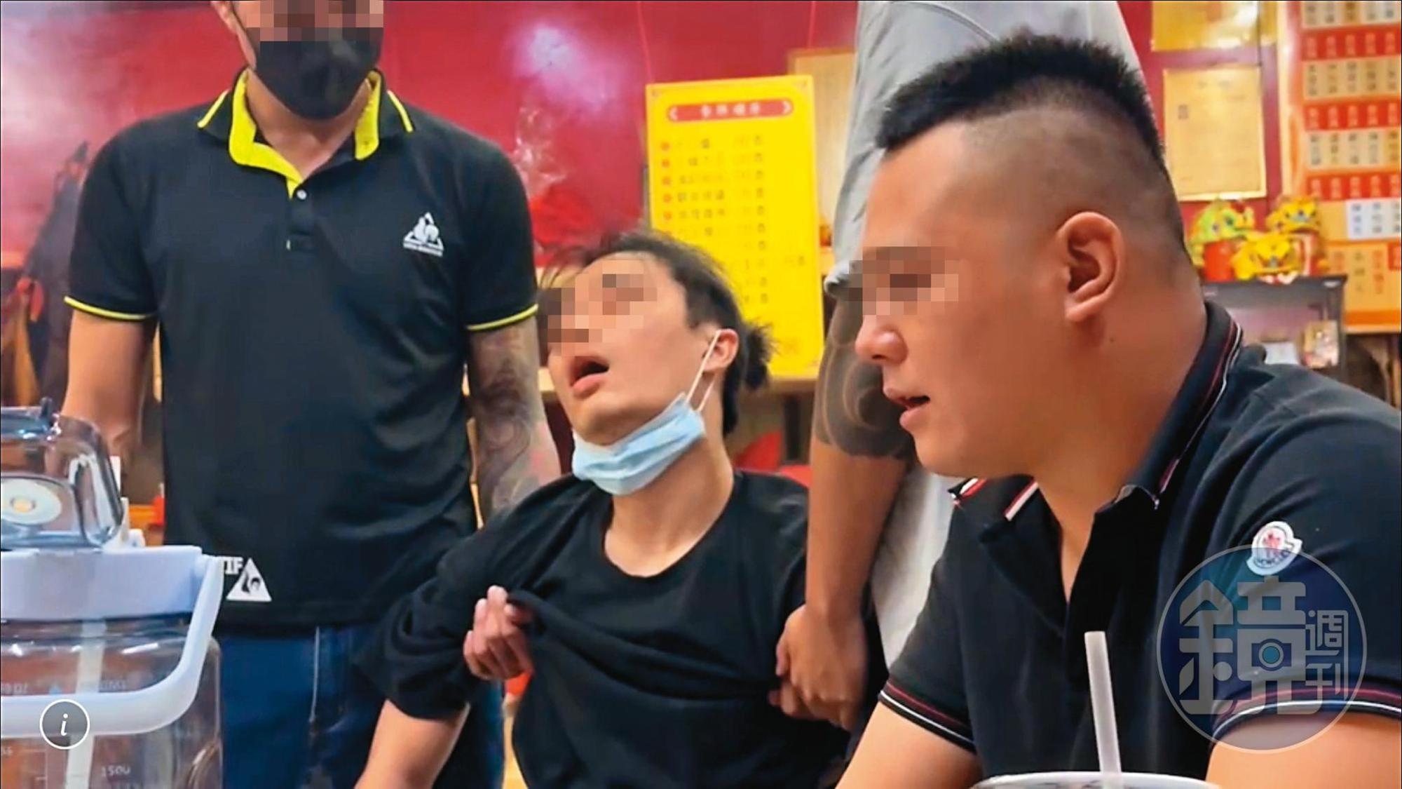 工作人員情緒平穩後，呈現虛脫狀態。右為草爺。（草爺提供）