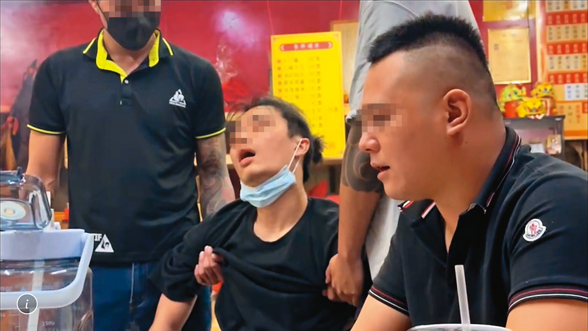工作人員情緒平穩後,呈現虛脫狀態。右為草爺。(草爺提供)