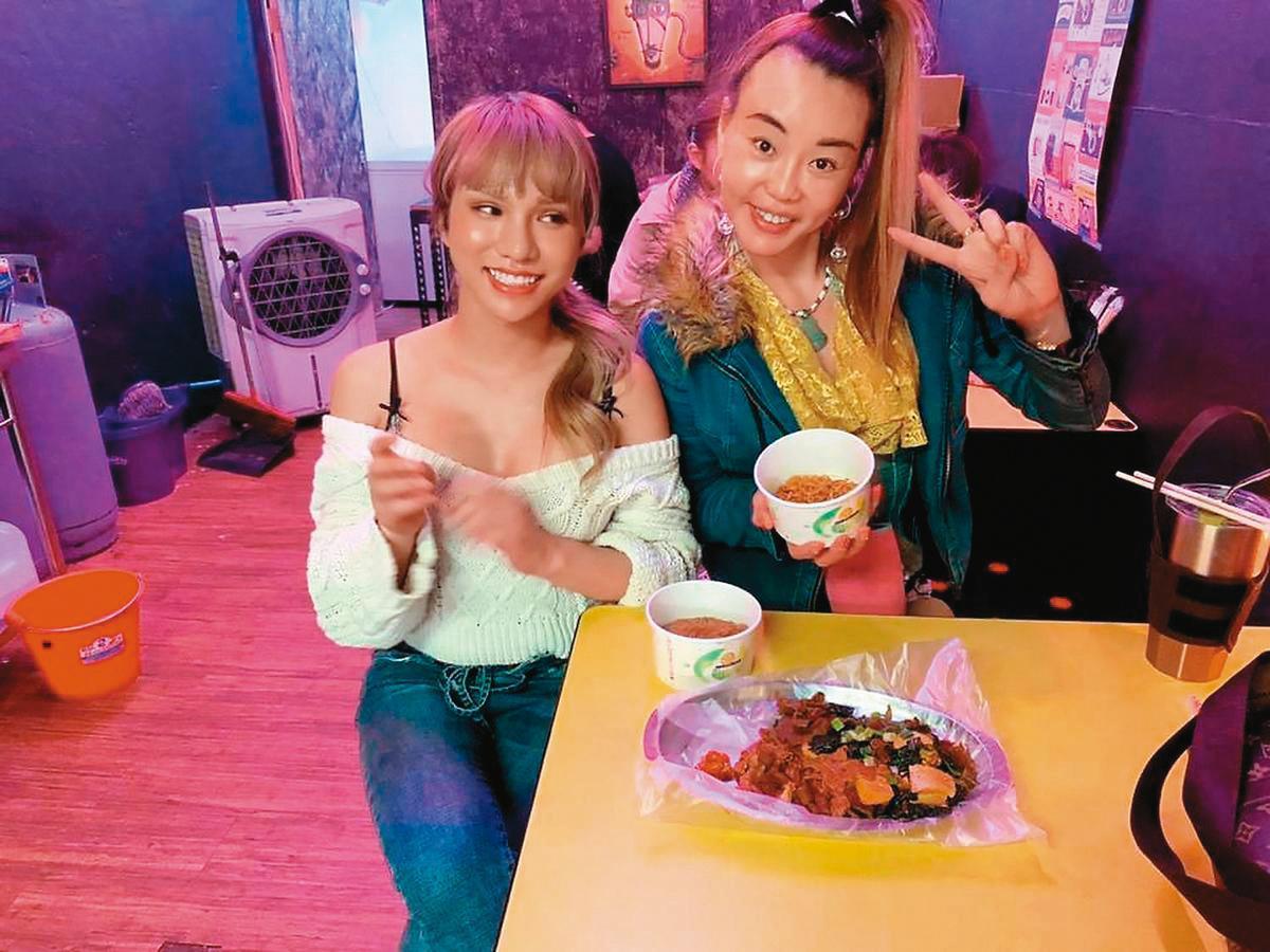 2019年法拉利姐（右）的飲料店倒閉，特地去小A辣（左）的滷味店捧場談合作。（翻攝自法拉利姐臉書）