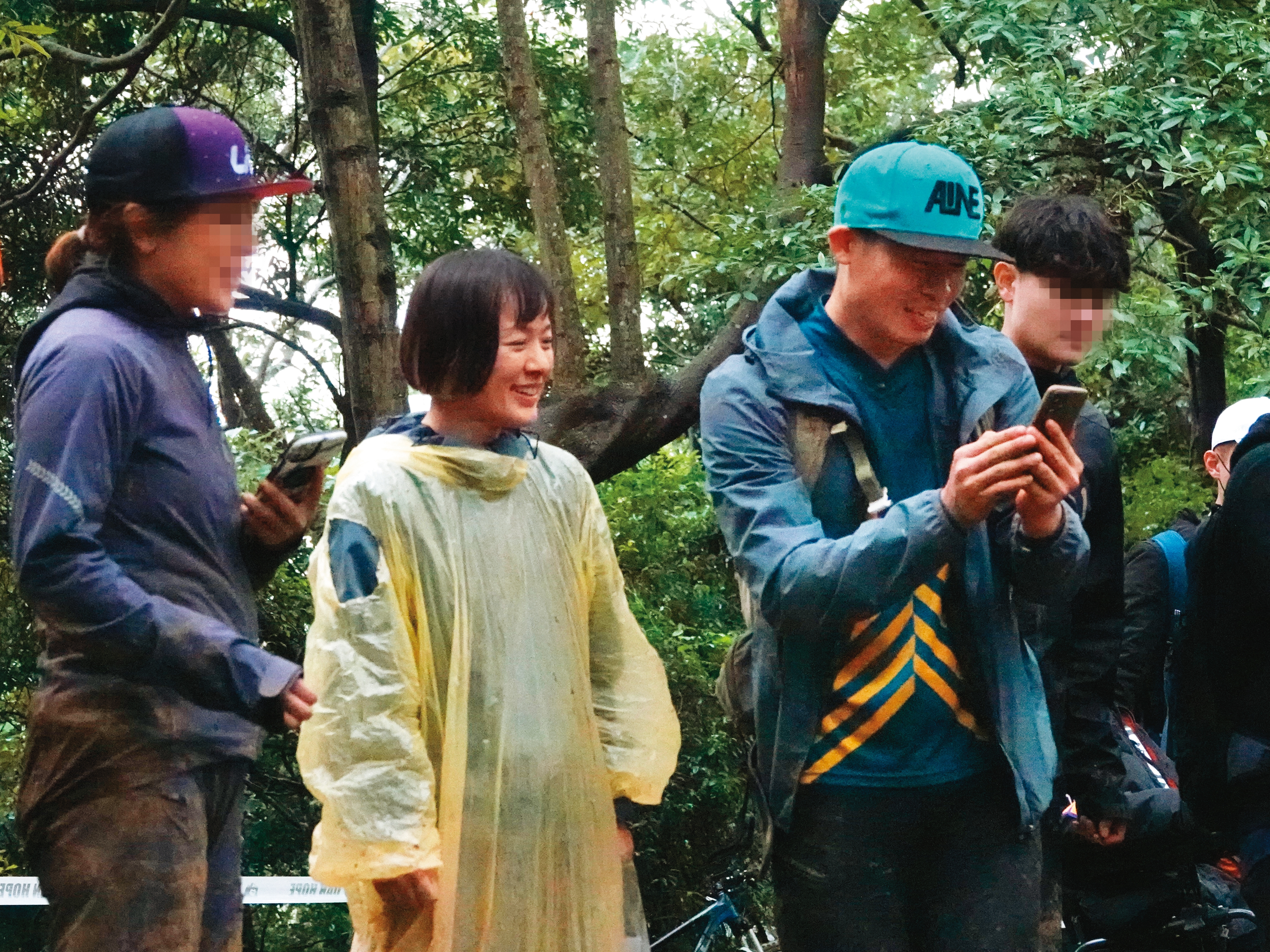 12月11日14時03分，林彥君（左）忙完主會場的事，也來到賽道旁觀賽，與江勝山（右前）有說有笑。