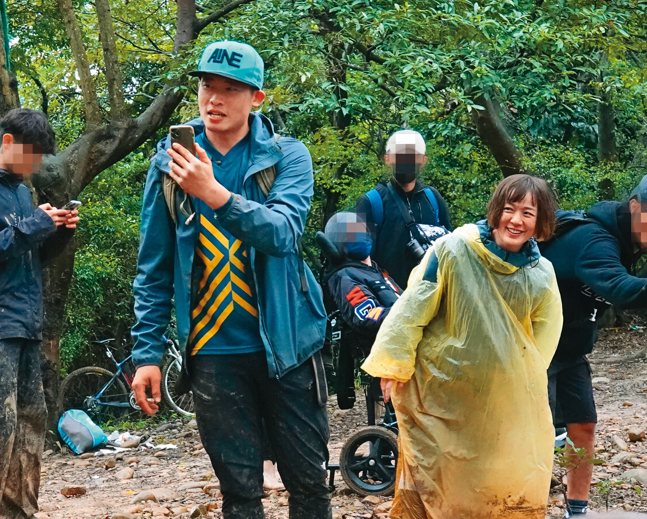 12月11日14時04分，直播到一半，江勝山（左二）還把鏡頭對著林彥君（右三），氣氛輕鬆自然。