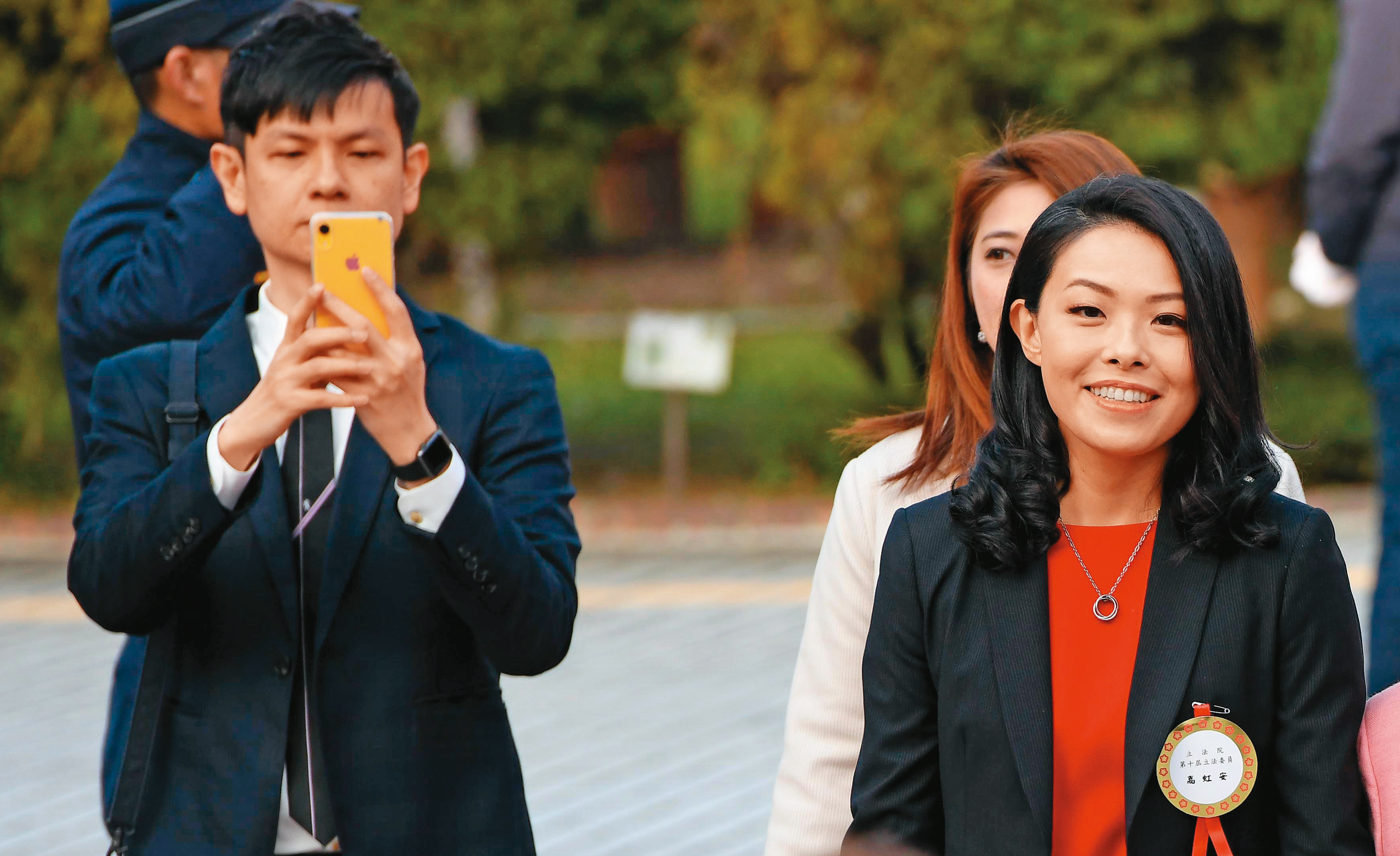 高虹安（右）男友助理李忠庭（左）被列為公費助理，因涉及詐領公款已被列為被告調查中。