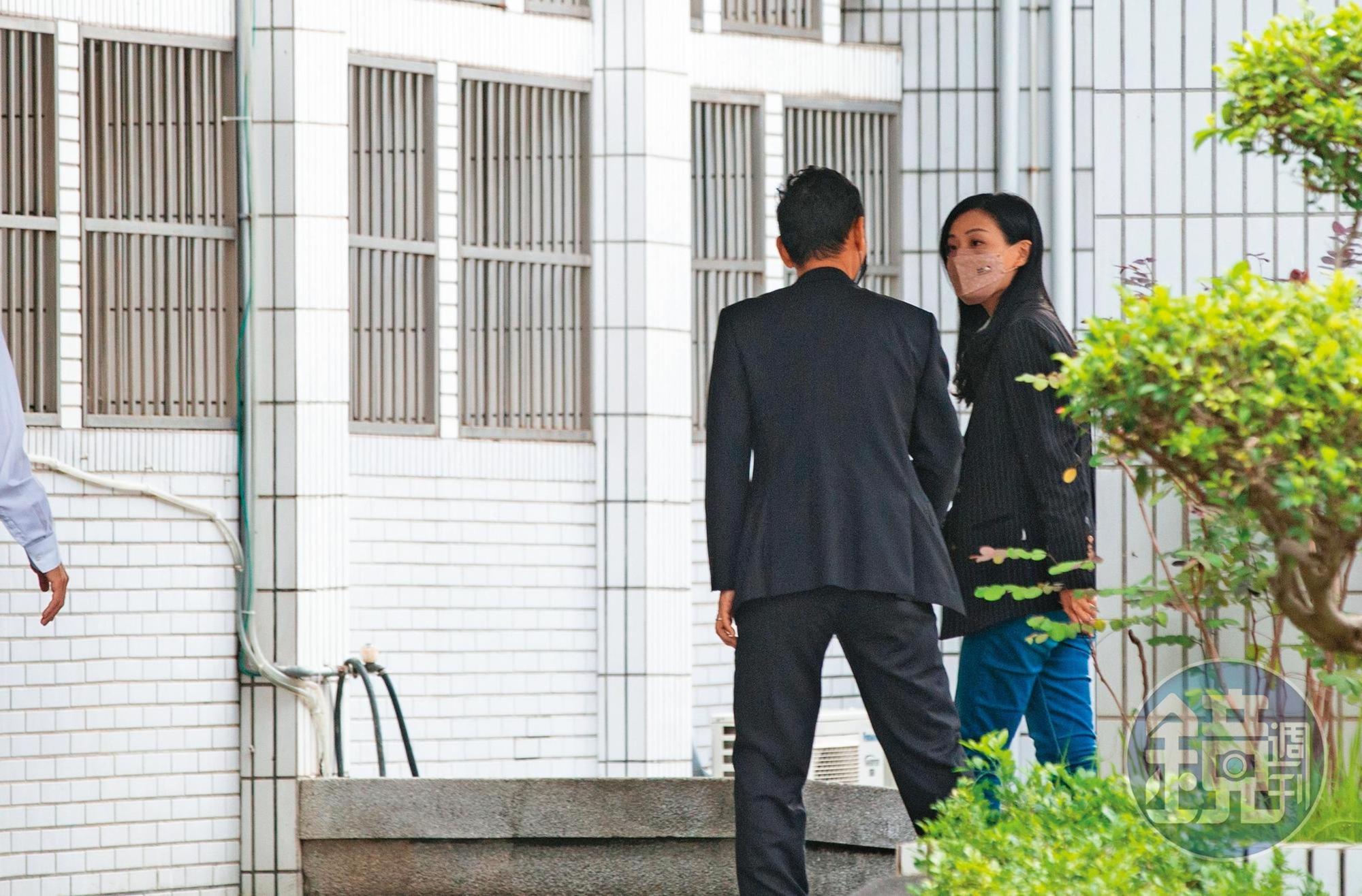 高虹安（右）日前赴調查局北機站說明涉詐領助理費案情，並對不實爆料者提告。