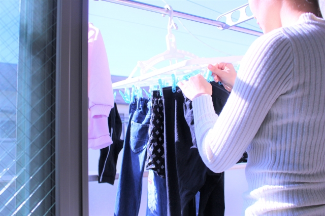 一名人妻發文抱怨婆婆不僅嫌棄她貼身衣物洗不乾淨，甚至還會聞她的貼身衣物，讓她無法忍受。（示意圖，photoAC）