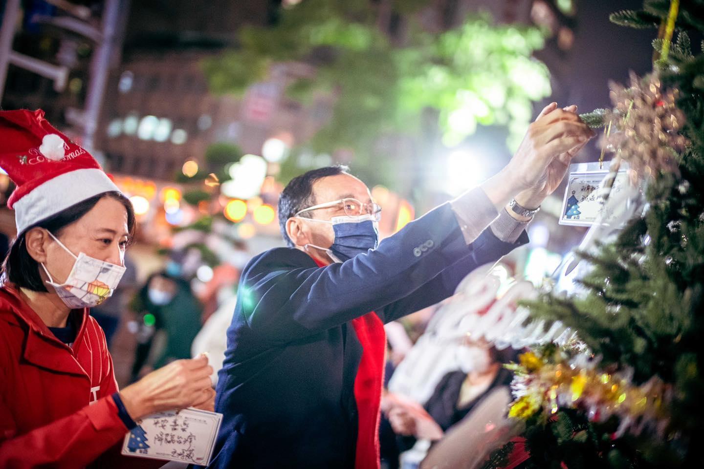 朱立倫今出席黨中央的耶誕活動，酸政府讓民代去解決問題應該感到慚愧。（翻攝自朱立倫臉書）