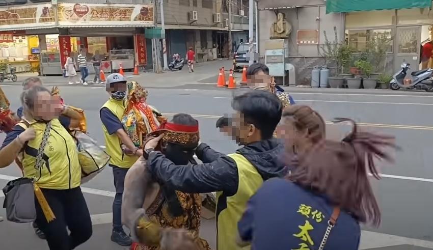 苗栗頭份太玄宮因乩童打巴掌事件遭民眾罵翻。（翻攝自YouTube）
