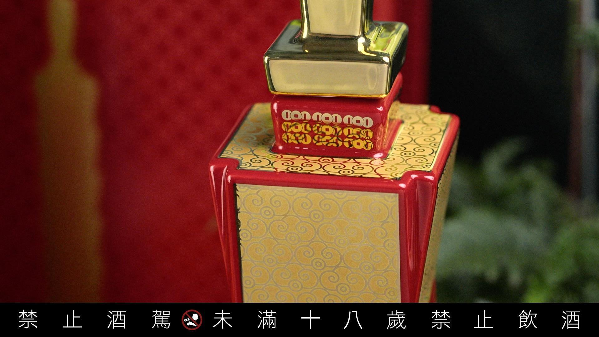 W角非常考驗燒製的功力，僅有一成的成功率讓「台北101紀念酒」每一瓶都是藝術品。