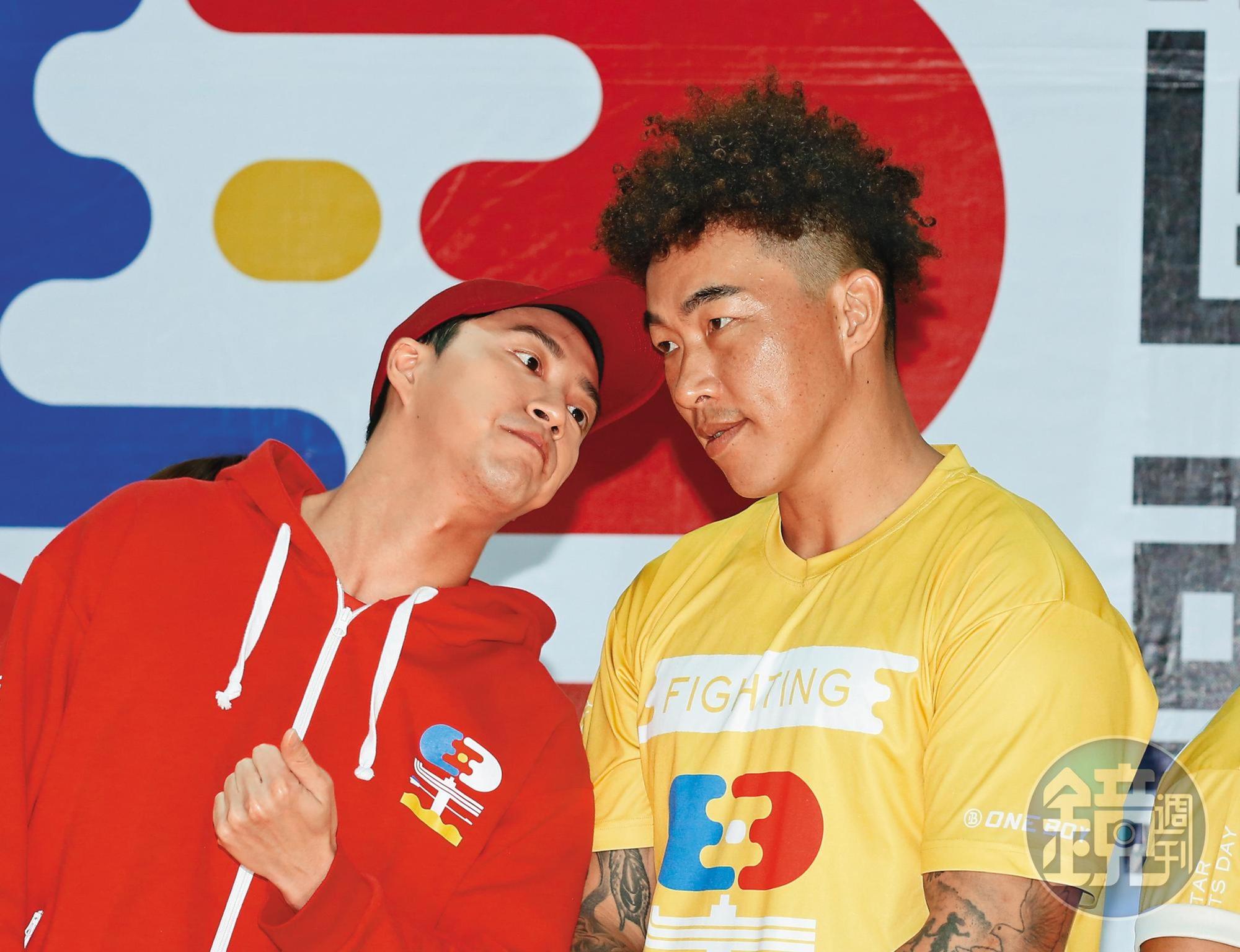 江宏傑(左)望向郭泓志(右),男以自拔。(推開福原愛)