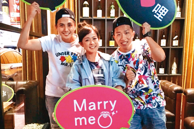 林彥君因為沒了《食尚玩家》工作，開啟團購人生，如今因為騎車也結識了未婚夫。左為曾子余、右為張立東。（TVBS提供）