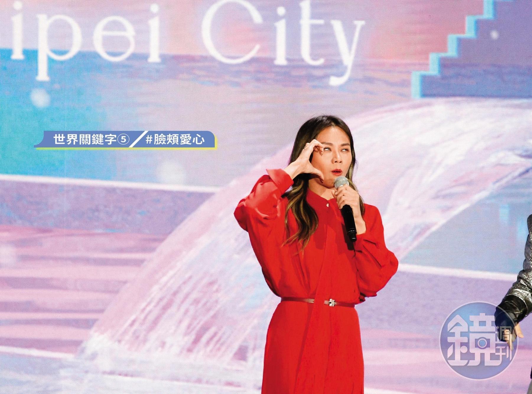 蔡健雅一身紅,笑說自己是「紅包」,被拱擺「臉頰愛心」,秒翻白眼。