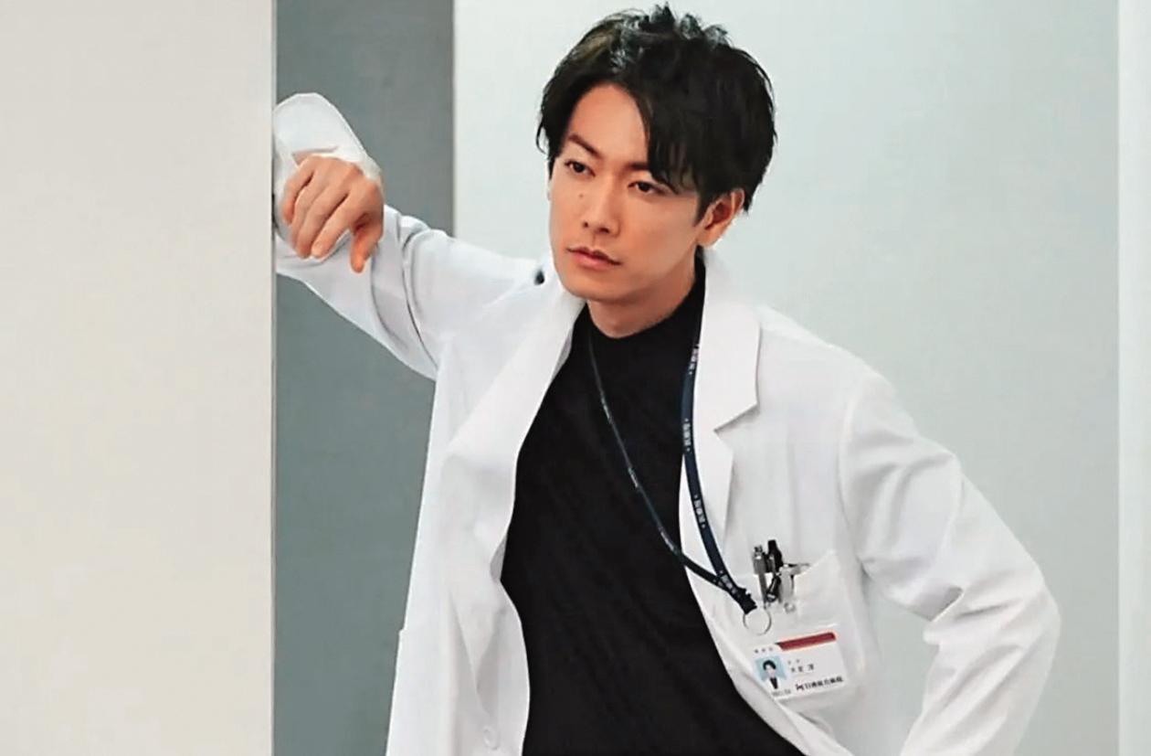 佐藤健憑《First Love 初戀》人氣登峰，招牌動作好帥～（抱）（翻攝自佐藤健IG））