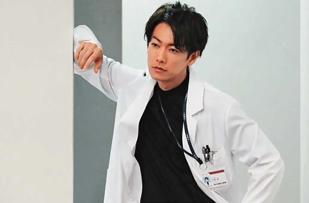 佐藤健憑《First Love 初戀》人氣登峰，招牌動作好帥～（抱）（翻攝自佐藤健IG））