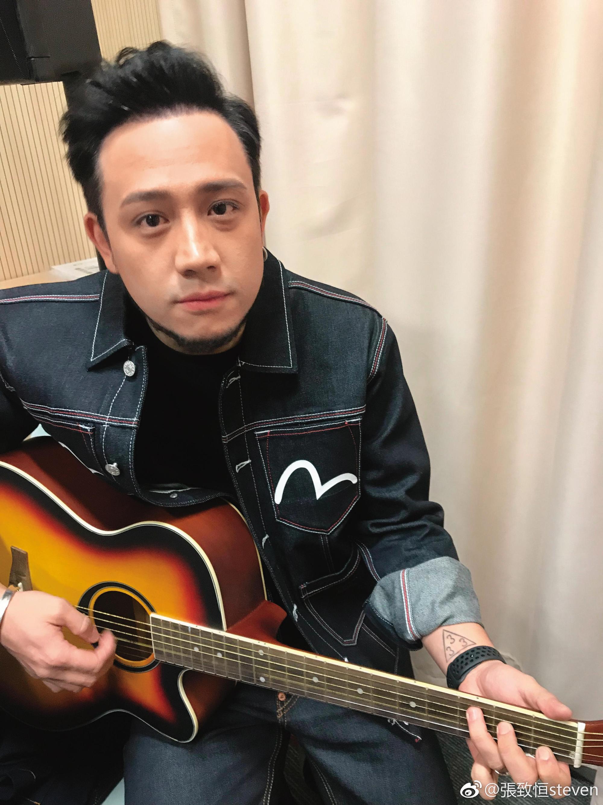 張致恆有著「世紀賤男」的響亮封號,在圈內混不下去後有去當廚師賺錢。(張致恆微博)